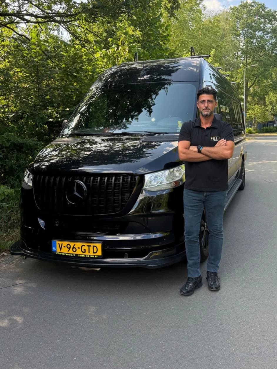 Zafer van Villa Veranda bij de bedrijfsbus
